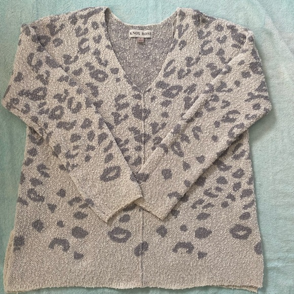 Knox Rose Sweaters - Knox Rose V-Neck Gray Animal Print Sweater